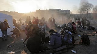 Refugiados huidos de Ucrania en el cruce fronterizo de Medyka, en Polonia.