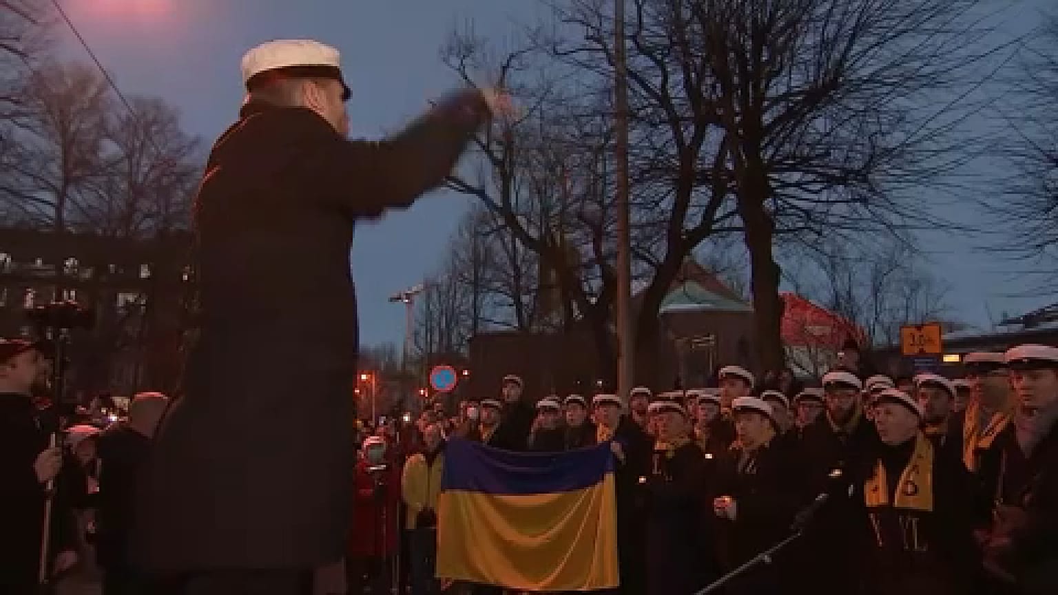 A Finlandia előadása Helsinkiben, az orosz nagykövetség előtt