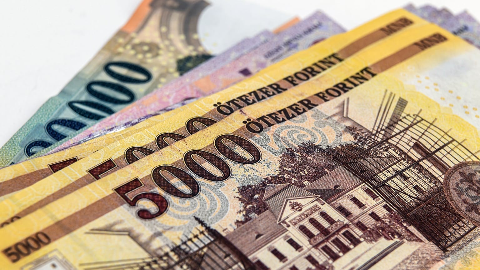 Nagy zuhanással kezdte a délelőttöt