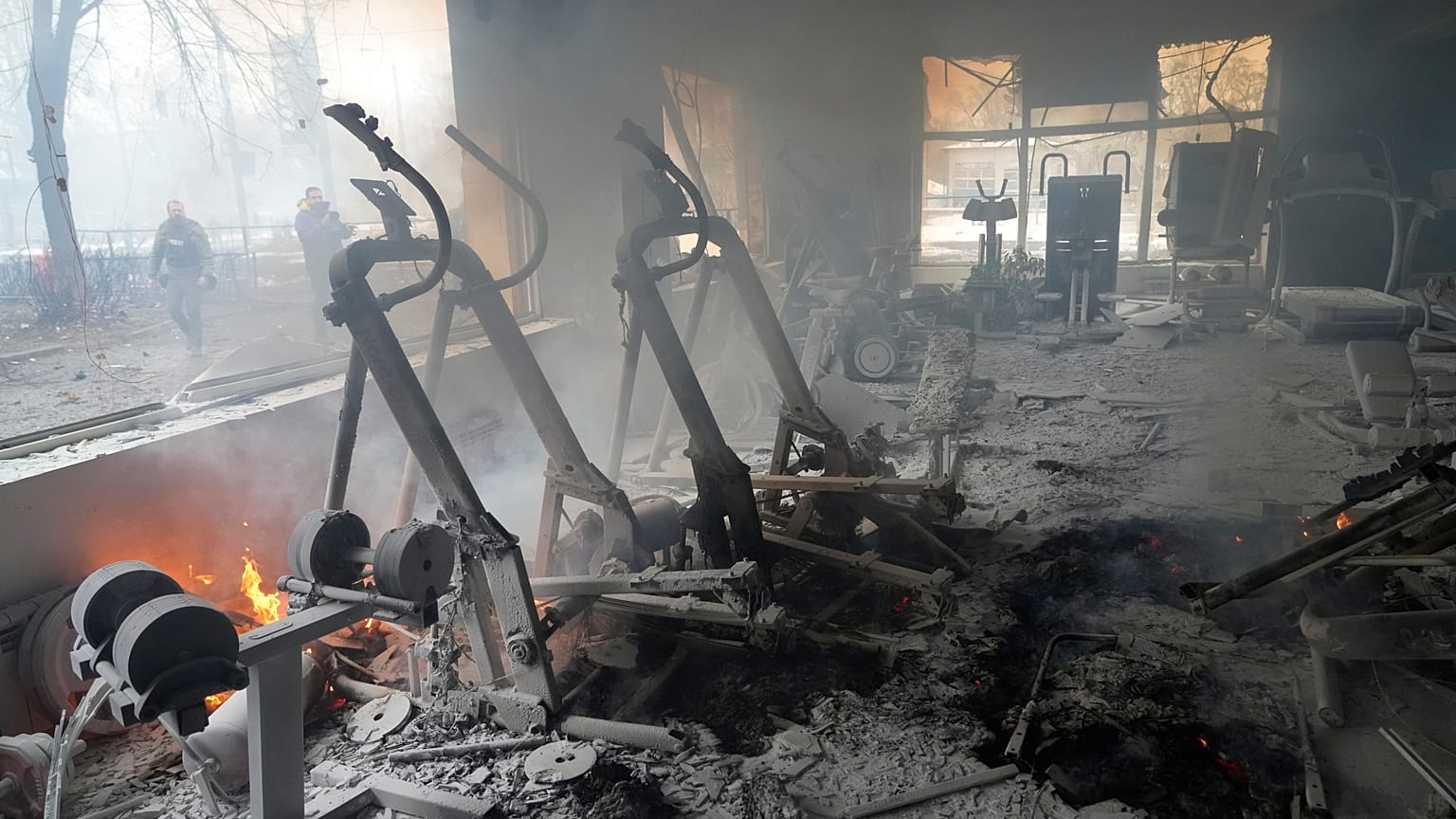 Egy, a bombázásban megrongálódott tornaterem Kijevben, 2022. március 2-án, szerdán