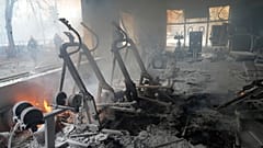 Egy, a bombázásban megrongálódott tornaterem Kijevben, 2022. március 2-án, szerdán