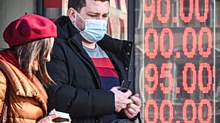 Жители Москвы на фоне пункта обмена валюты
