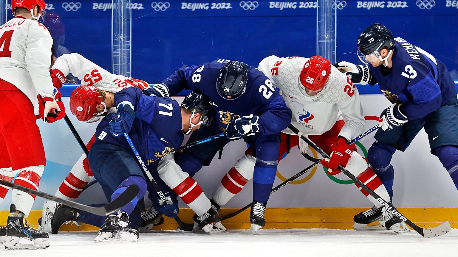 A finn és az orosz játékosok a 2022-es téli olimpia férfi jégkorongtornájának döntőjében