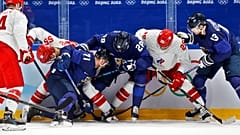 A finn és az orosz játékosok a 2022-es téli olimpia férfi jégkorongtornájának döntőjében