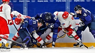 A finn és az orosz játékosok a 2022-es téli olimpia férfi jégkorongtornájának döntőjében