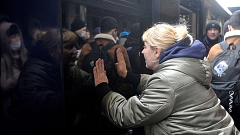 Krieg in der Ukraine: Überfüllte Bahnhöfe, überfüllte Züge