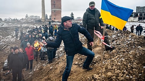 Menschen üben den Umgang mit Wurfsprengsätzen (Aufnahme aus Schytomyr vom 1. März 2022)
