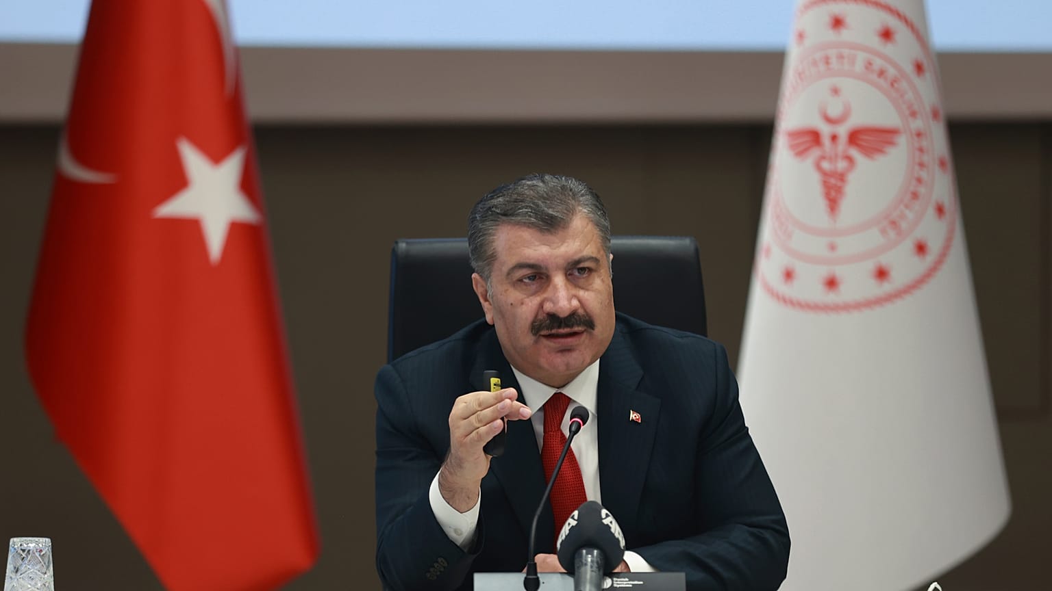 Türkiye'nin bir önceki Sağlık Bakanı Fahrettin Koca, COVID-19 pandemisi döneminde basın mensuplarına günlük bilgilendirmede bulunuyor, 25 Kasım 2020 