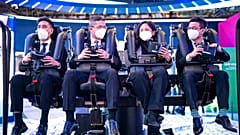 Los visitantes utilizan un simulador de vuelo de SK Telecom en el Mobile World Congress 2022 en Barcelona, España, el lunes 28 de febrero de 2022