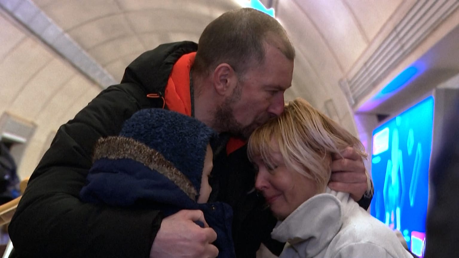 Ukraine : le métro de Kyiv, ultime refuge contre les bombes 
