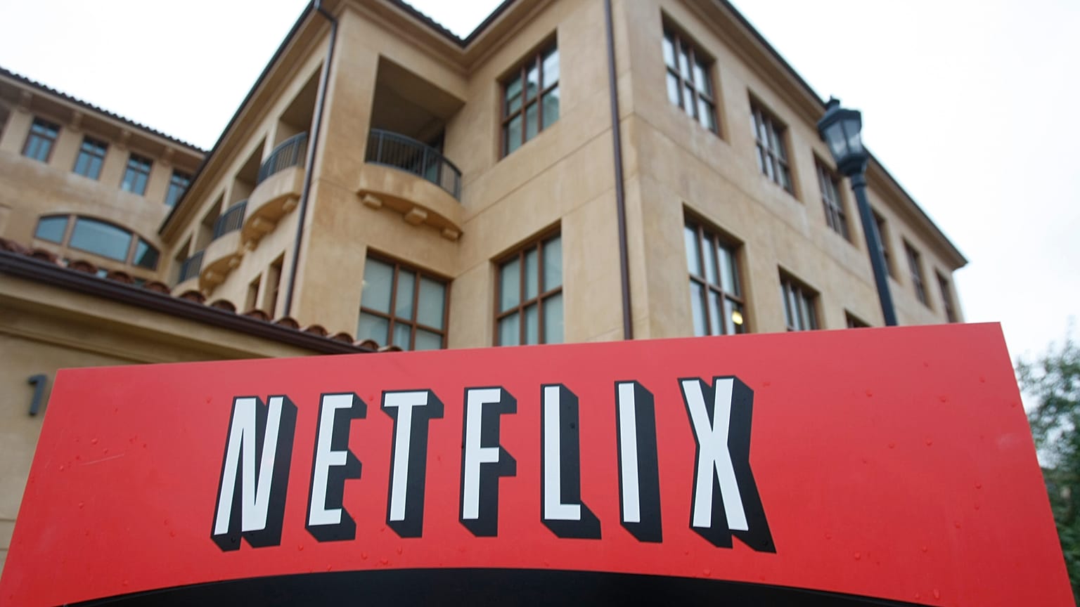صورة لمقر Netflix الرئيسي في لوس جاتوس، كاليفورنيا.