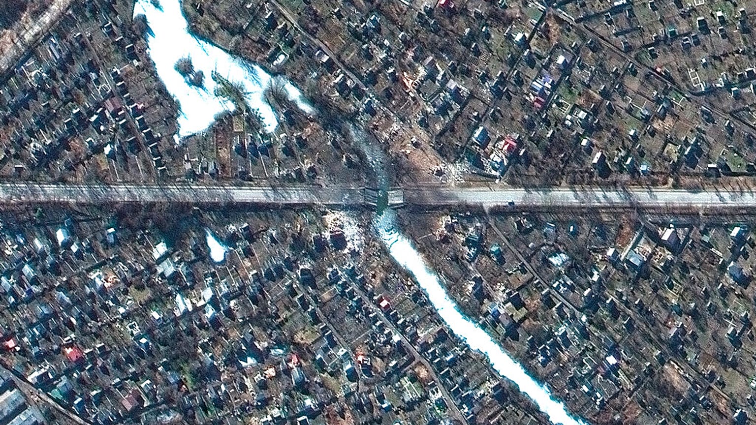Zerstörte Häuser und Panzer auf Satellitenbildern von Tschernihiw in der Ukraine