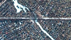 Zerstörte Häuser und Panzer auf Satellitenbildern von Tschernihiw in der Ukraine