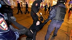 Russische Polizeibeamte nehmen eine Frau bei Protesten in St.Petersburg fest, 02.03.2022