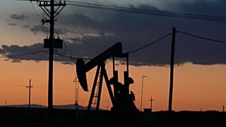 Megállíthatatlanul emelkedik az olaj ára a felbolydult világpiacon 
