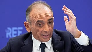 المرشح الرئاسي اليميني المتطرف إريك زمور يلقي خطابا في باريس، فرنسا. 