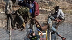Migrantes saltando la valla de Melilla