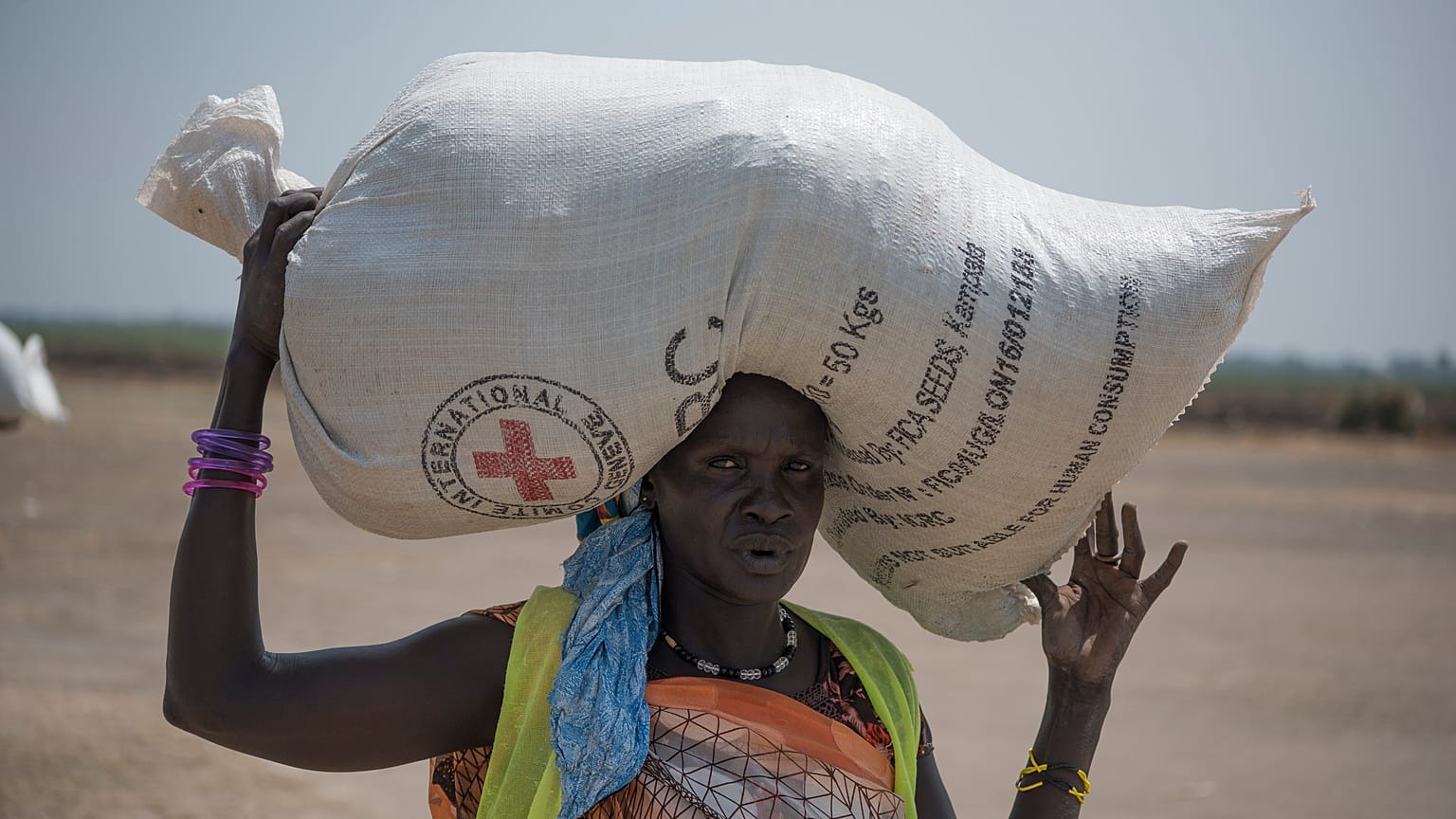 امرأة سودانية بعد توزيع الصليب الأحمر للاحتياجات الأولية في جنوب السودان.