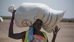امرأة سودانية بعد توزيع الصليب الأحمر للاحتياجات الأولية في جنوب السودان.