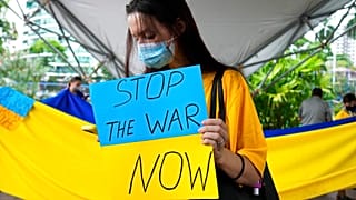 Una mujer porta una pancarta contra la guerra en Ucrania desde Panamá