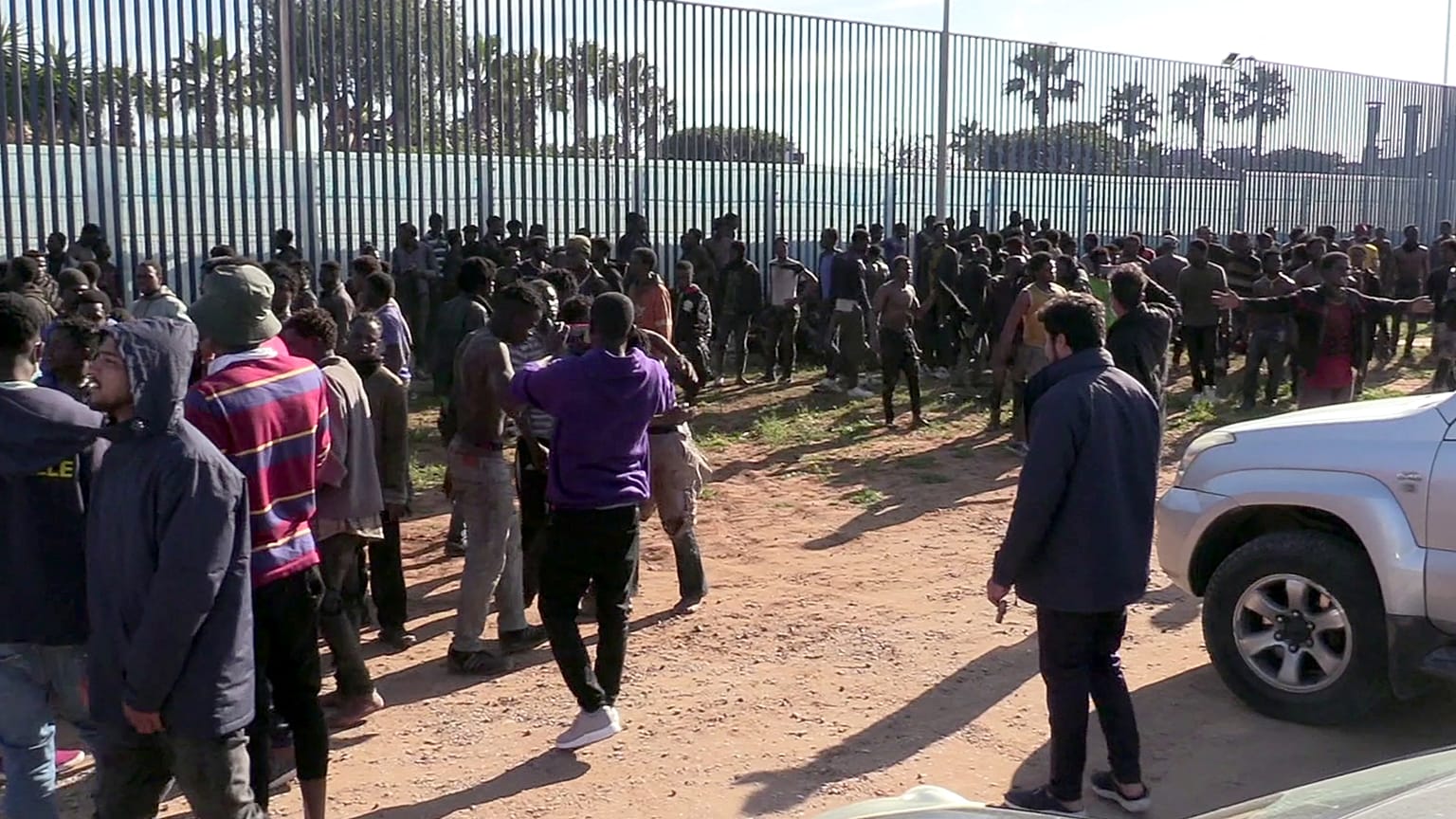 Centenas de africanos atravessam a fronteira espanhola de Melilha