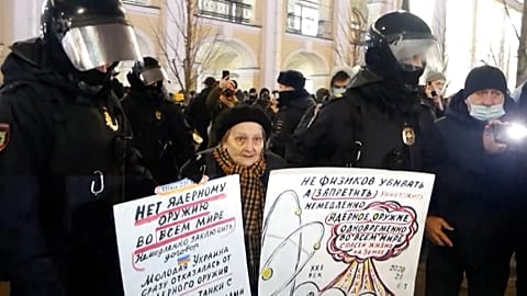 Rusya'da Ukrayna savaşı karşıtı gösterilerde 700'den fazla kişi gözaltına alındı