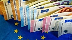 صورة لأوراق نقدية من عملة اليورو الأوروبية