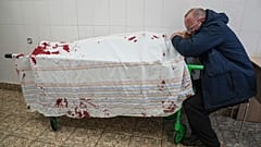 Egy apa fia élettelen teste fölé borul - Mariupol ostroma - 2022. március 3.