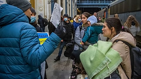 Önkéntesek segítik a menekülteket a Nyugati pályaudvaron