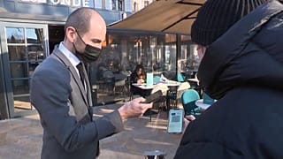  Responsable de un restaurante verifica el estado del pase de vacunación del cliente