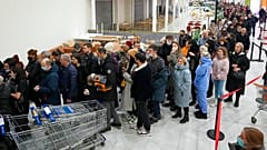 Schlange vor dem Ikea bei St.Petersburg, nachdem das Möbelhaus verkündet hat, dass es seine Geschäfte in Russland und Belarus schließen wird, 03.03.2022