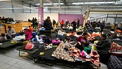 Vertriebene ruhen sich in einer Behelfsunterkunft in Mlyny, nahe dem Grenzübergang Korczowa, in Polen aus, 03.03.2022