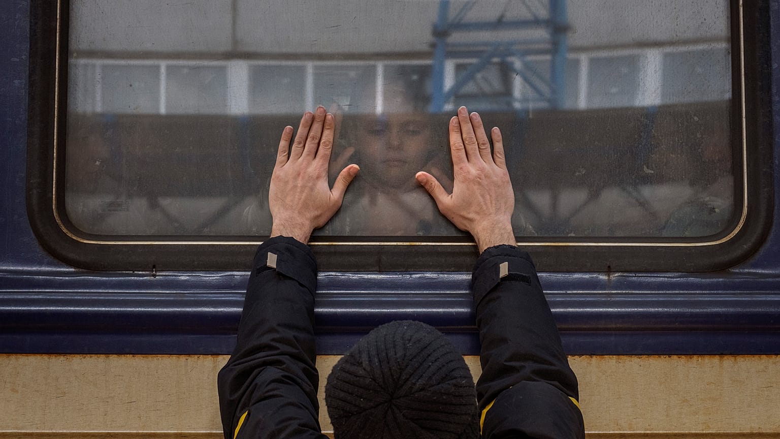 Un père ukrainien dit au revoir à son enfant qui quitte Kyiv en train, Ukraine, le 4 mars 2022