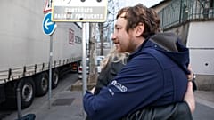 Két Lyonban élő ukrán öleli meg egymást az adománygyűjtés közben. 2022. március