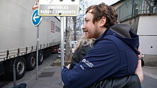 Két Lyonban élő ukrán öleli meg egymást az adománygyűjtés közben. 2022. március