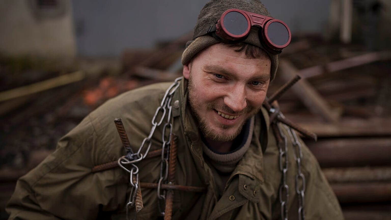 Ostap Datsenko, 31 ans, pose pour une photo à Lviv, en Ukraine, jeudi 3 mars 2022.