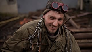 Ostap Datsenko, 31 ans, pose pour une photo à Lviv, en Ukraine, jeudi 3 mars 2022.
