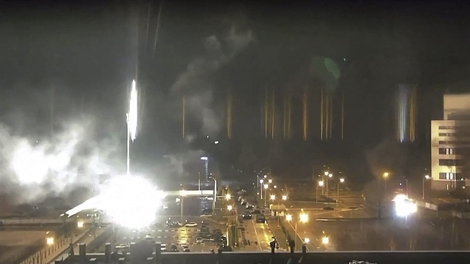 Момент нанесения удара по территории близ Запорожской АЭС