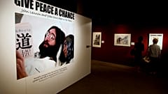 Архивная фотография Джона Леннона и Йоко Оно в ходе постельной акции протеста против войны по Вьетнаме, июнь  2009 г.