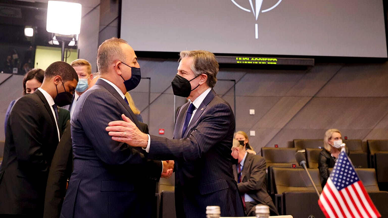 Il ministro degli esteri turco (a sinistra) Mevlut Cavusoglu, e il segretario di Stato USA, Antony Blinken