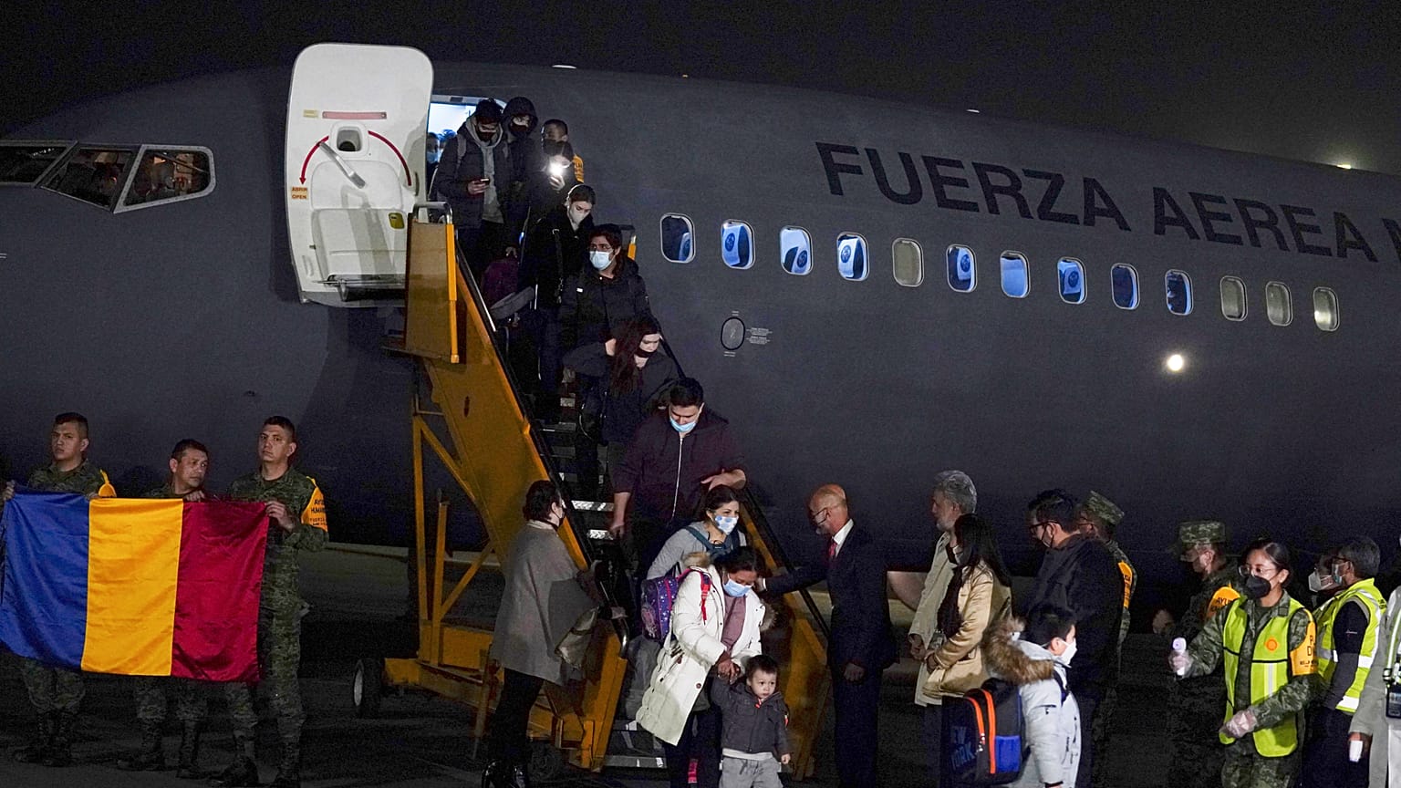 Mexicanos y otros latinoamericanos que vivían en Ucrania llegaron al aeropuerto internacional Benito Juárez en un vuelo de evacuación desde Rumania, el 4 de marzo de 2022.