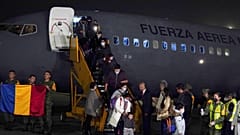 Mexicanos y otros latinoamericanos que vivían en Ucrania llegaron al aeropuerto internacional Benito Juárez en un vuelo de evacuación desde Rumania, el 4 de marzo de 2022.