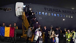 Mexicanos y otros latinoamericanos que vivían en Ucrania llegaron al aeropuerto internacional Benito Juárez en un vuelo de evacuación desde Rumania, el 4 de marzo de 2022.