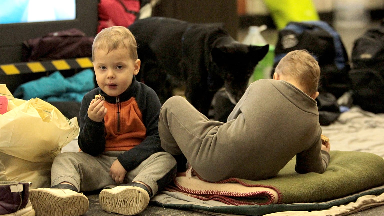 Kinder im Schutzraum in der U-Bahn in Kiew in der Ukraine