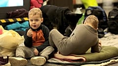 Kinder im Schutzraum in der U-Bahn in Kiew in der Ukraine