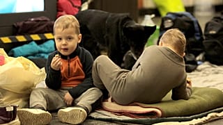 Kinder im Schutzraum in der U-Bahn in Kiew in der Ukraine