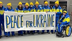 "Frieden für die Ukraine" forderte das ukrainische Team bei einer Protestaktion kurz vor der Eröffnungszeremonie.
