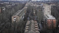 Edifici di appartamenti sono visti nella città di Mariupol, Ucraina, giovedì 24 febbraio 2022