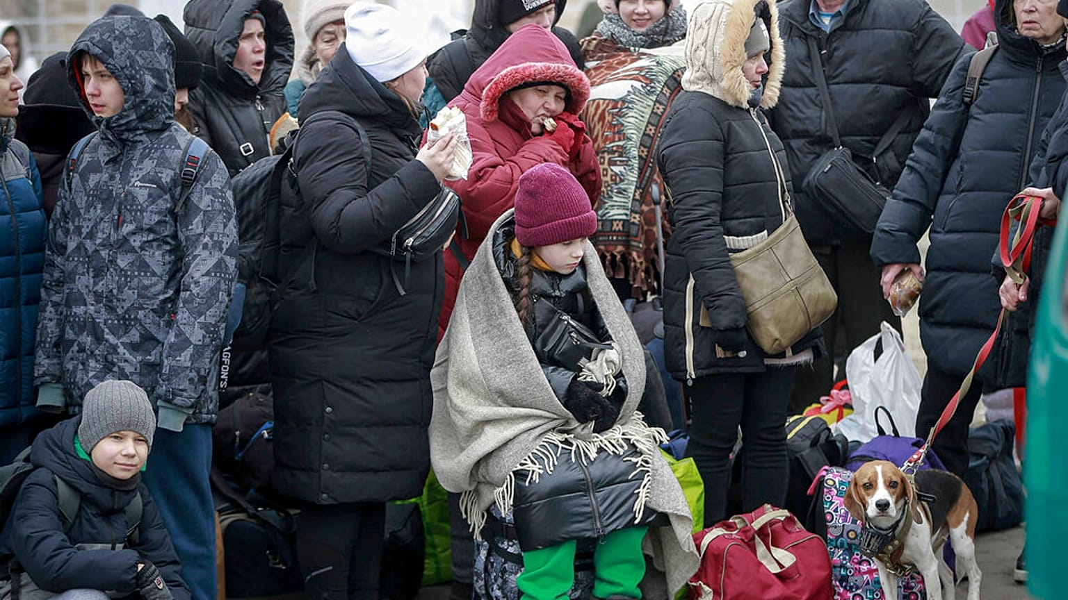 700.000 ucranianos buscan refugio en Polonia, que se adapta a un éxodo sin precedentes este siglo