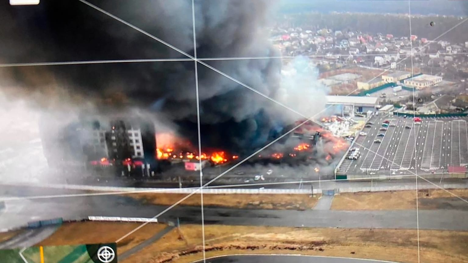 Ukrayna ordusu tarafından servis edilen fotoğrafta, drone ile çekilen ve başkent Kiev'in eteklerinde vurulan bir binanın son halini gösteren fotoğraf